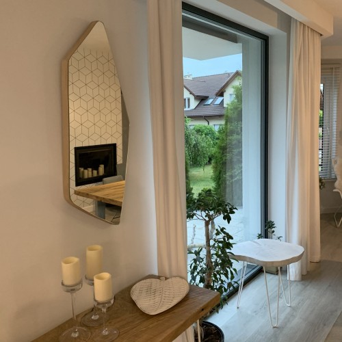 Lustro asymetryczne na drewnianym blacie