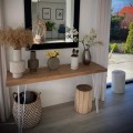 Konsola z blatem drewnianym jesionowym na białych stalowych nogach - przykładowa aranżacja