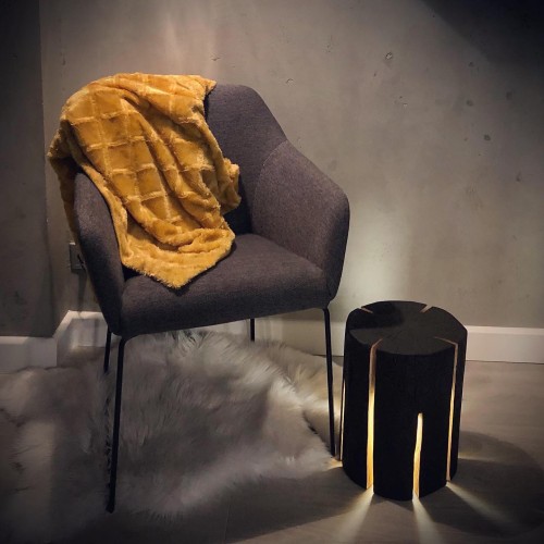 Lampa pieniek drewniany czarna